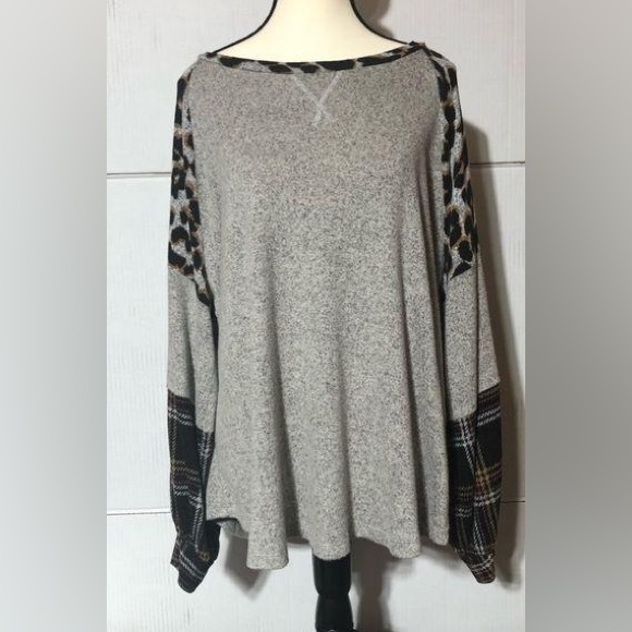 Maurices Medium 24/7 Grey Leopard and Plaid Long Sleeve Shirt - Picture 2 of 10